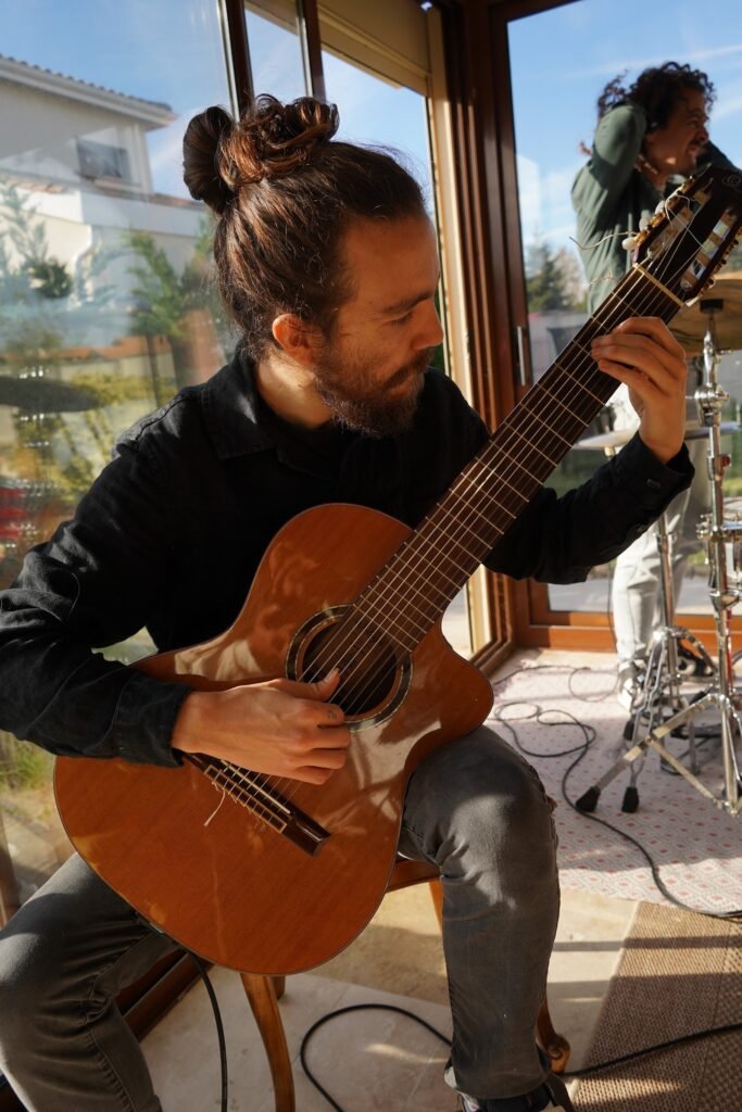Facundo Marti jouant de la guitare à 8 cordes