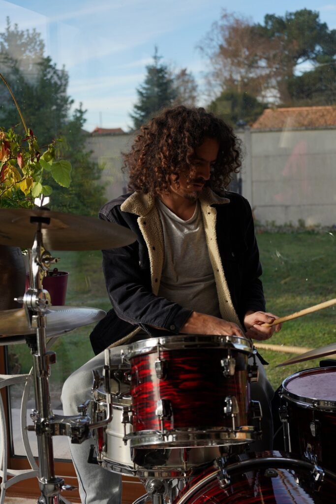 Thomas Darthiail à la batterie
